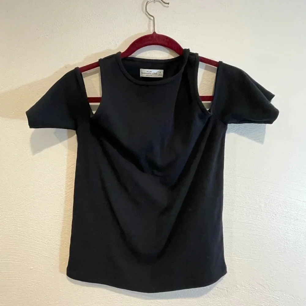 3/$30 Abercrombie and fitch cut out shoulder shirt size medium